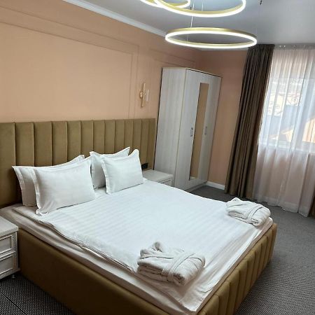 Voyazh Hotel Taraz Exterior foto
