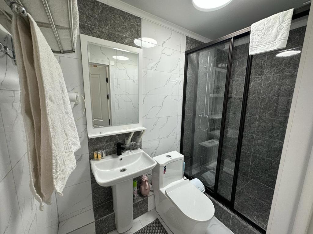 Voyazh Hotel Taraz Exterior foto