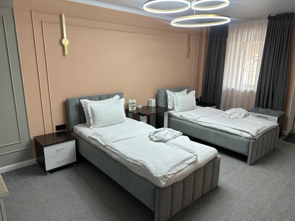 Voyazh Hotel Taraz Exterior foto